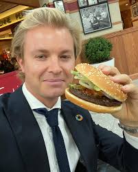 youtuber Monaco menikmati burger